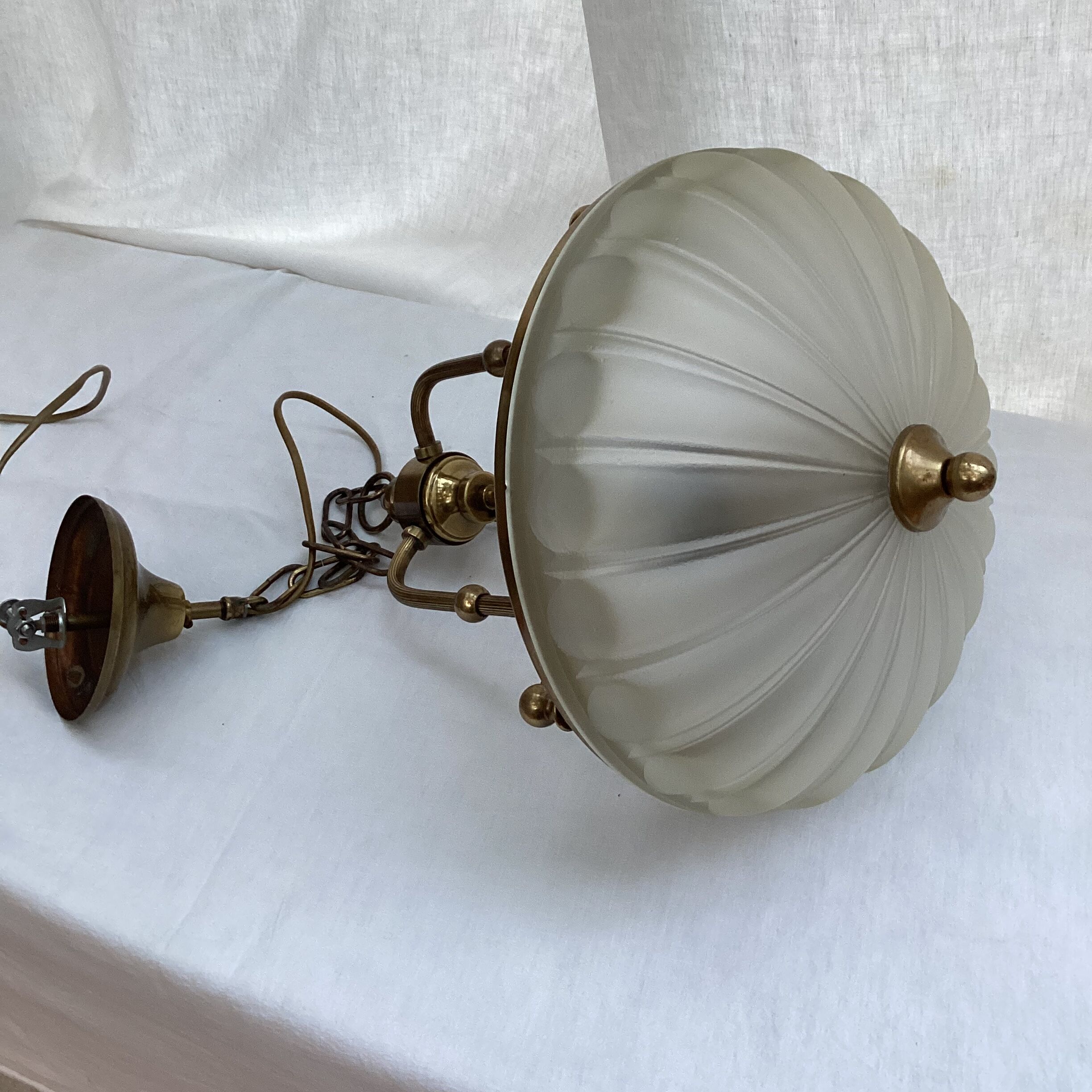 Vintage suspension in gilded brass and pressed glass