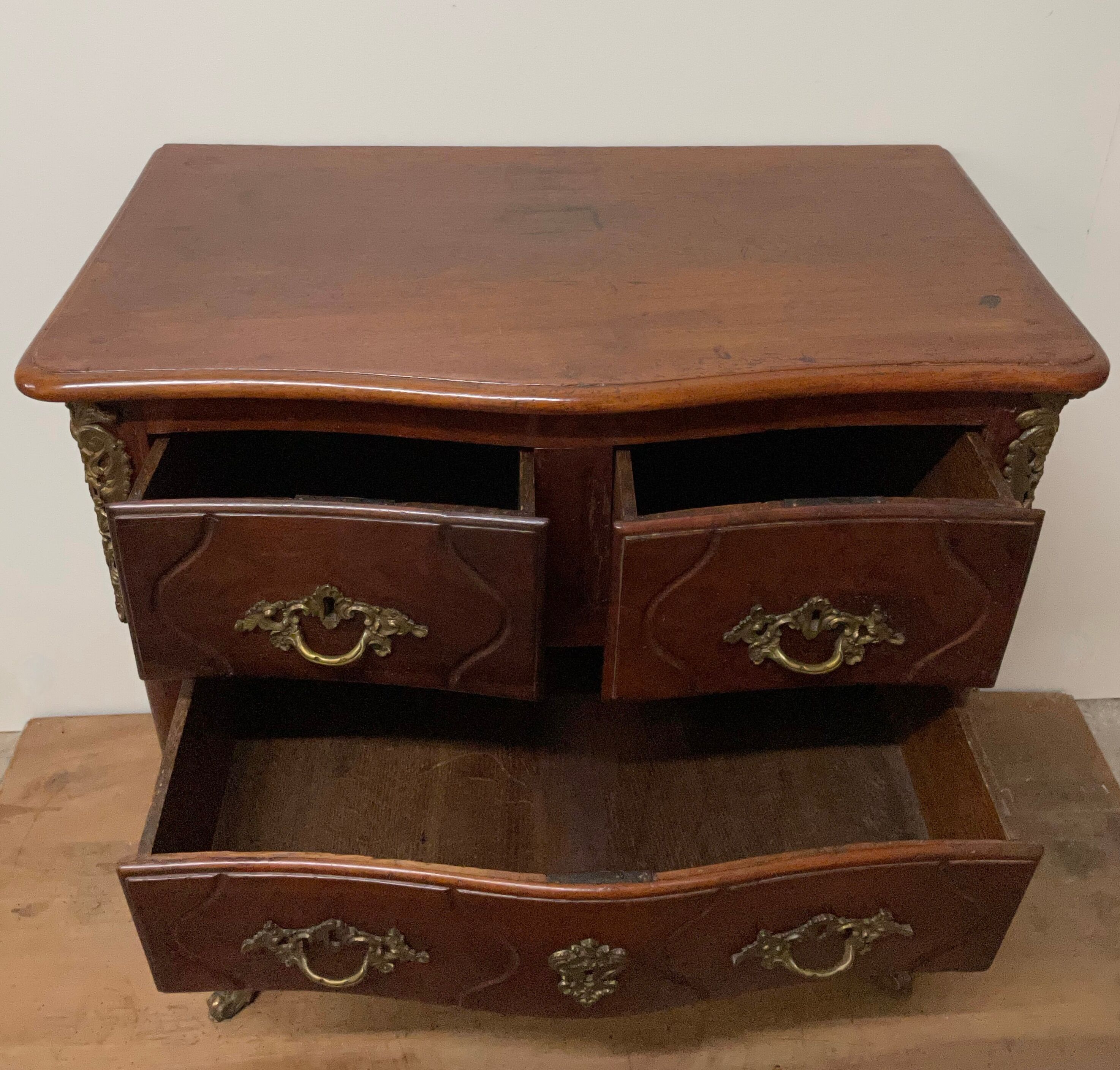 Chest of drawers with curved facade of the nineteenth century