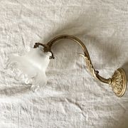 Applique ancienne en bronze et tulipe en verre