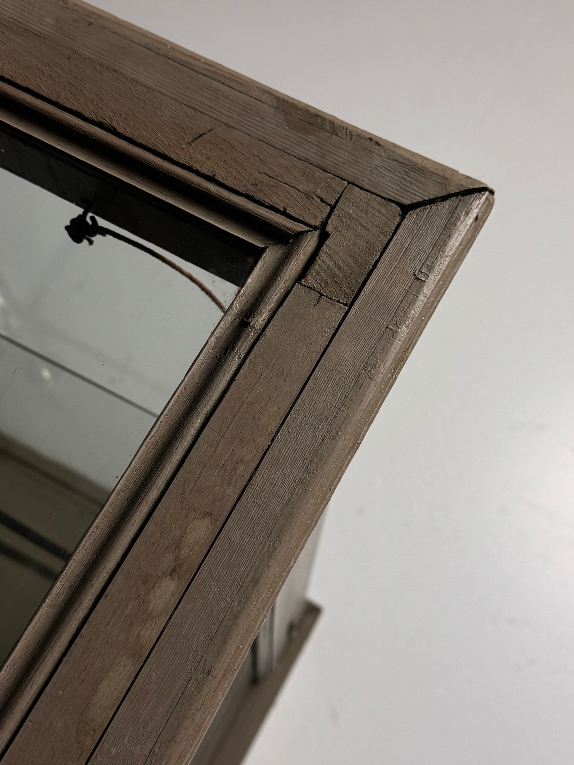 Vitrine française du début du 20e siècle grise