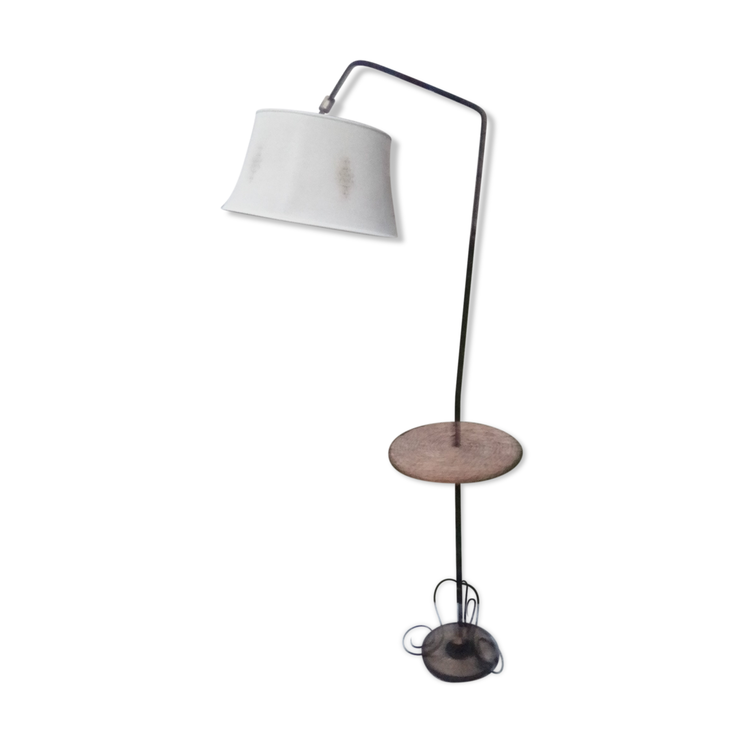 Lampadaire  pied fonte avec douille orientable et tablette en osier H 166 cm