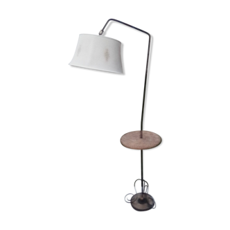 Lampadaire  pied fonte avec douille orientable et tablette en osier H 166 cm