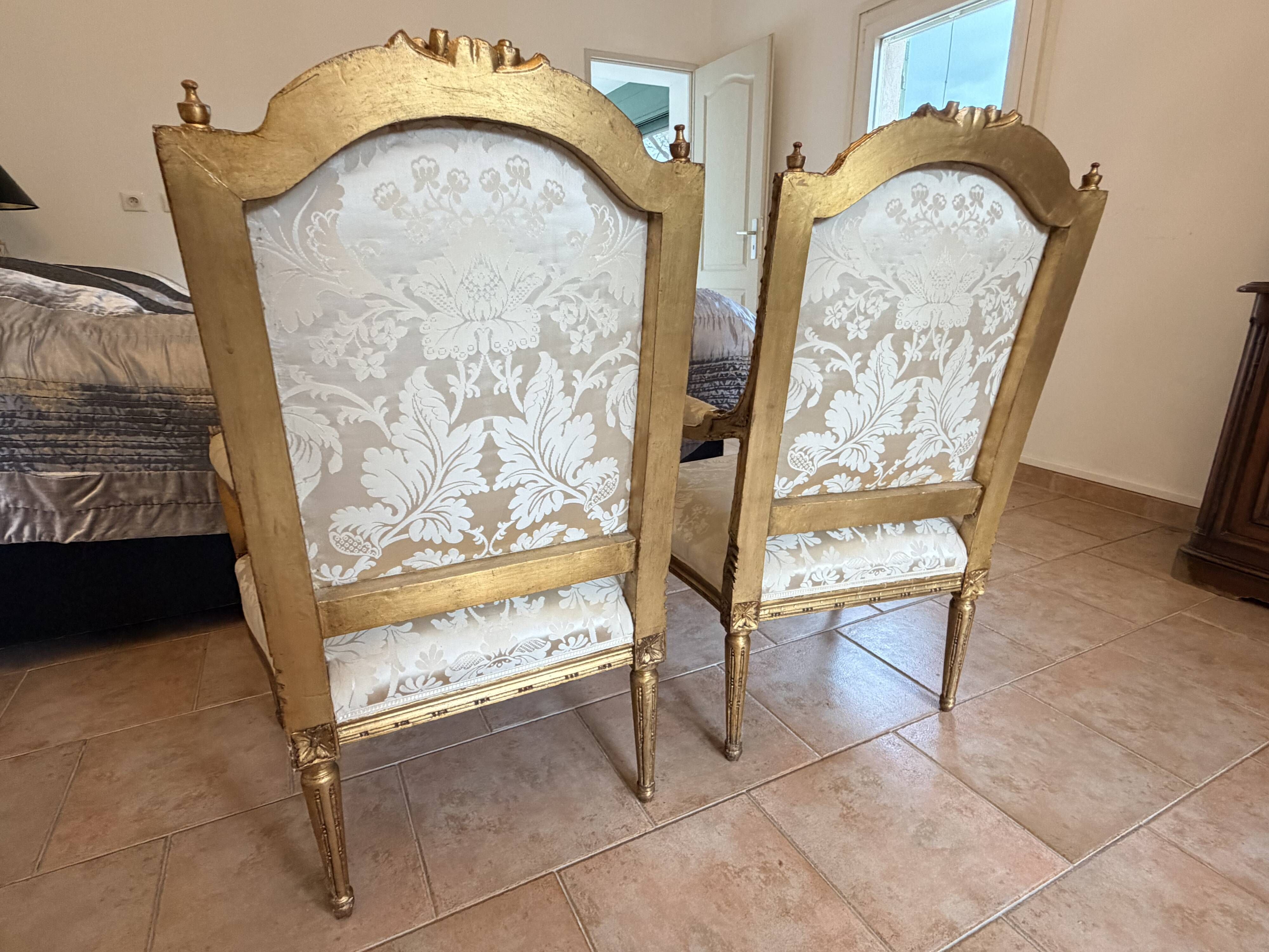 Paire de fauteuils français Louis XVI en or doré et blanc sculpté