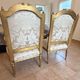 Paire de fauteuils français Louis XVI en or doré et blanc sculpté