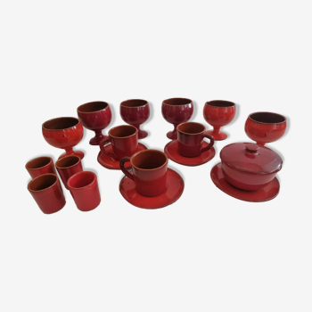Red enamelled terracotta: cups, saucers, glasses