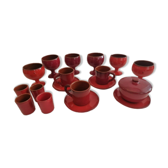 Red enamelled terracotta: cups, saucers, glasses