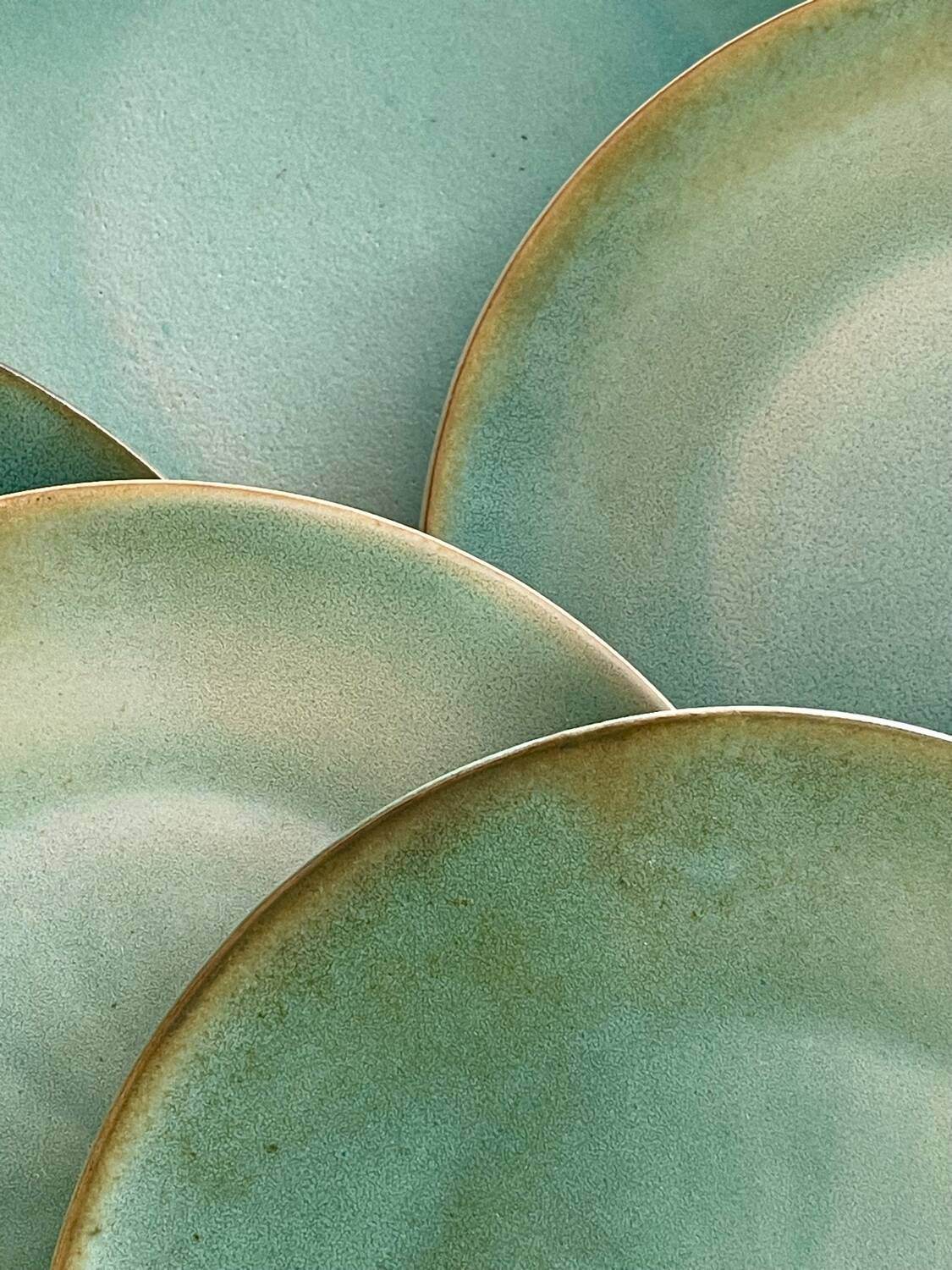 Service d’assiettes en grès émaillé