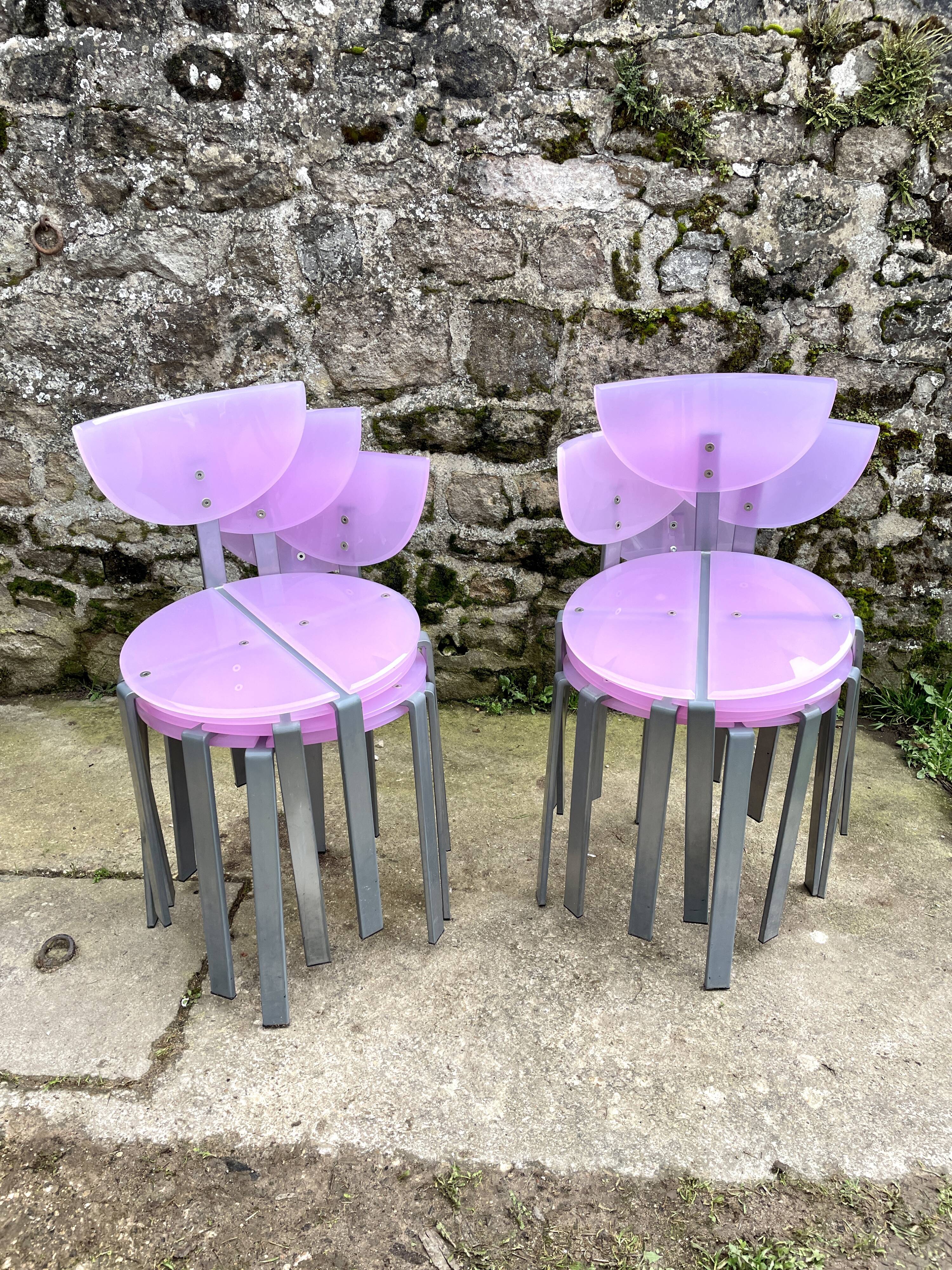 Serie de 8 chaises design en plexiglas parme