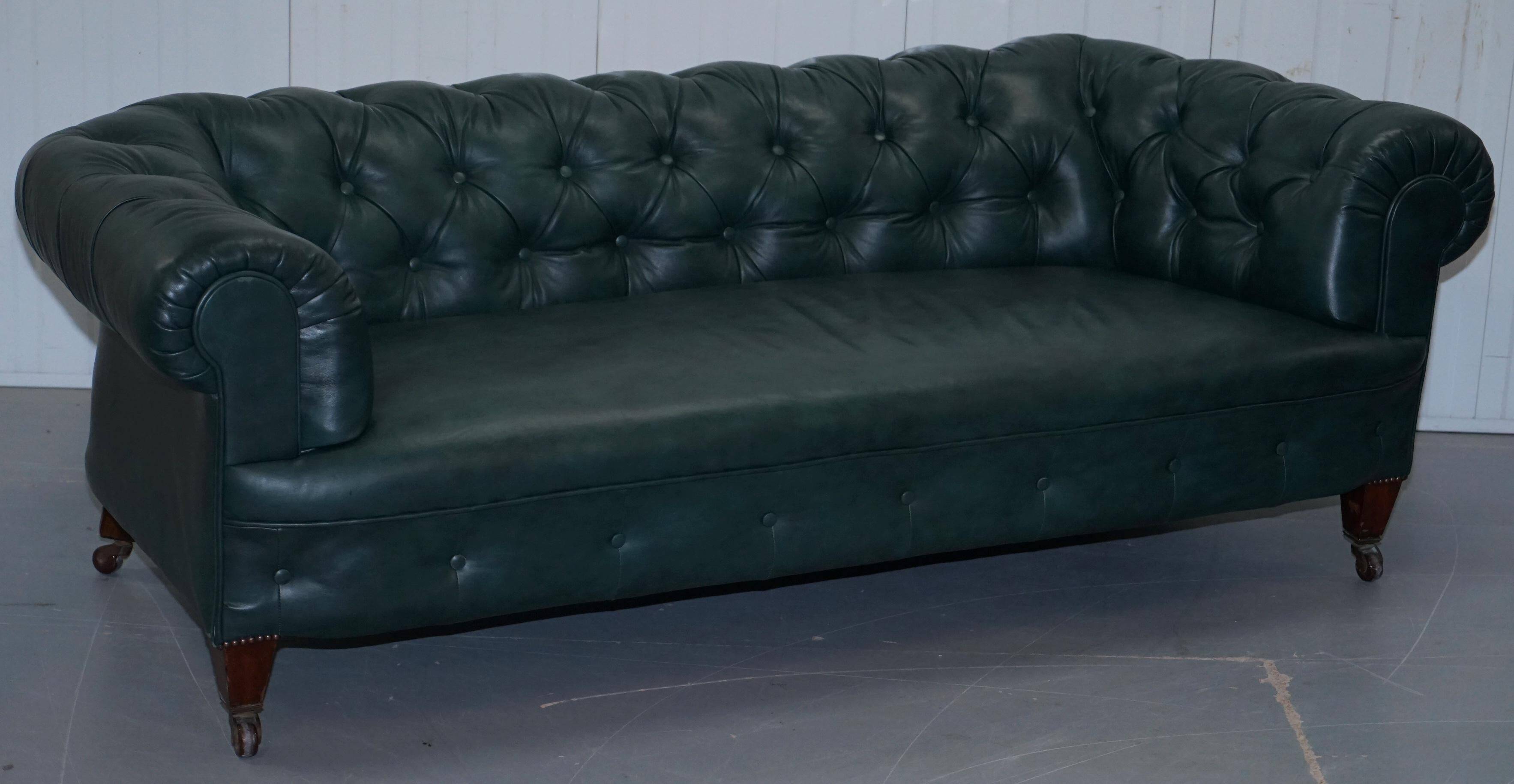 Sofa Chesterfield cuir restauré victorien 1890 Cornelius V Smith à ressorts