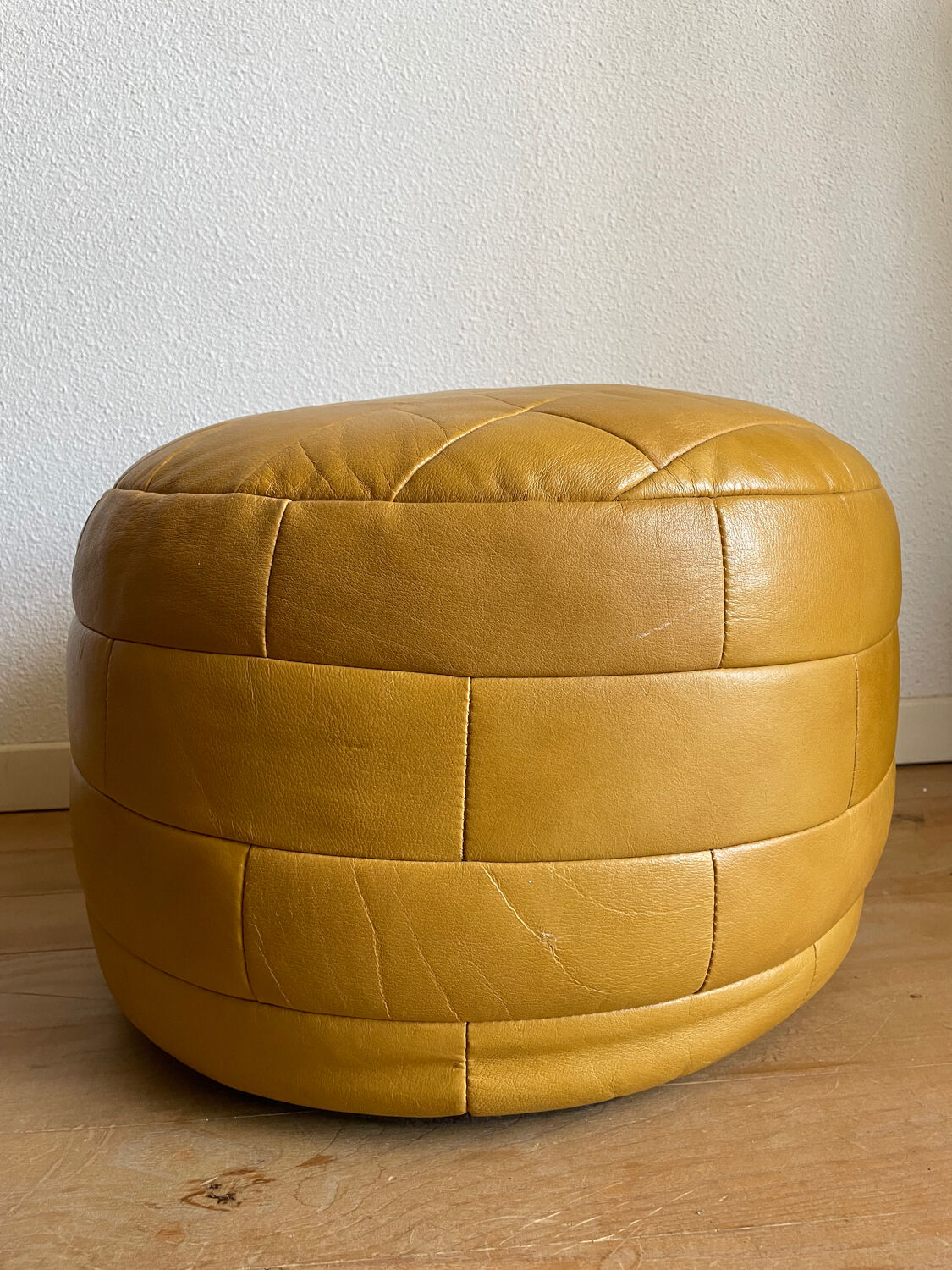 2 poufs moutarde patchwork en cuir de Sède