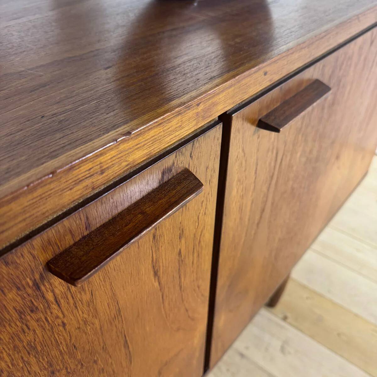 Vintage teak sideboard – Timeless mid-century sideboard