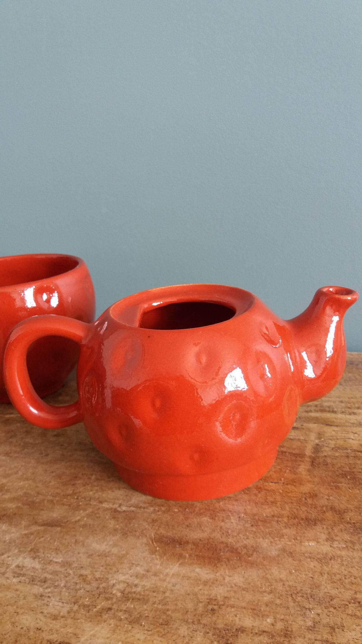 Théière et tasse en forme de fraise