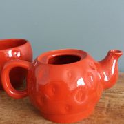 Théière et tasse en forme de fraise