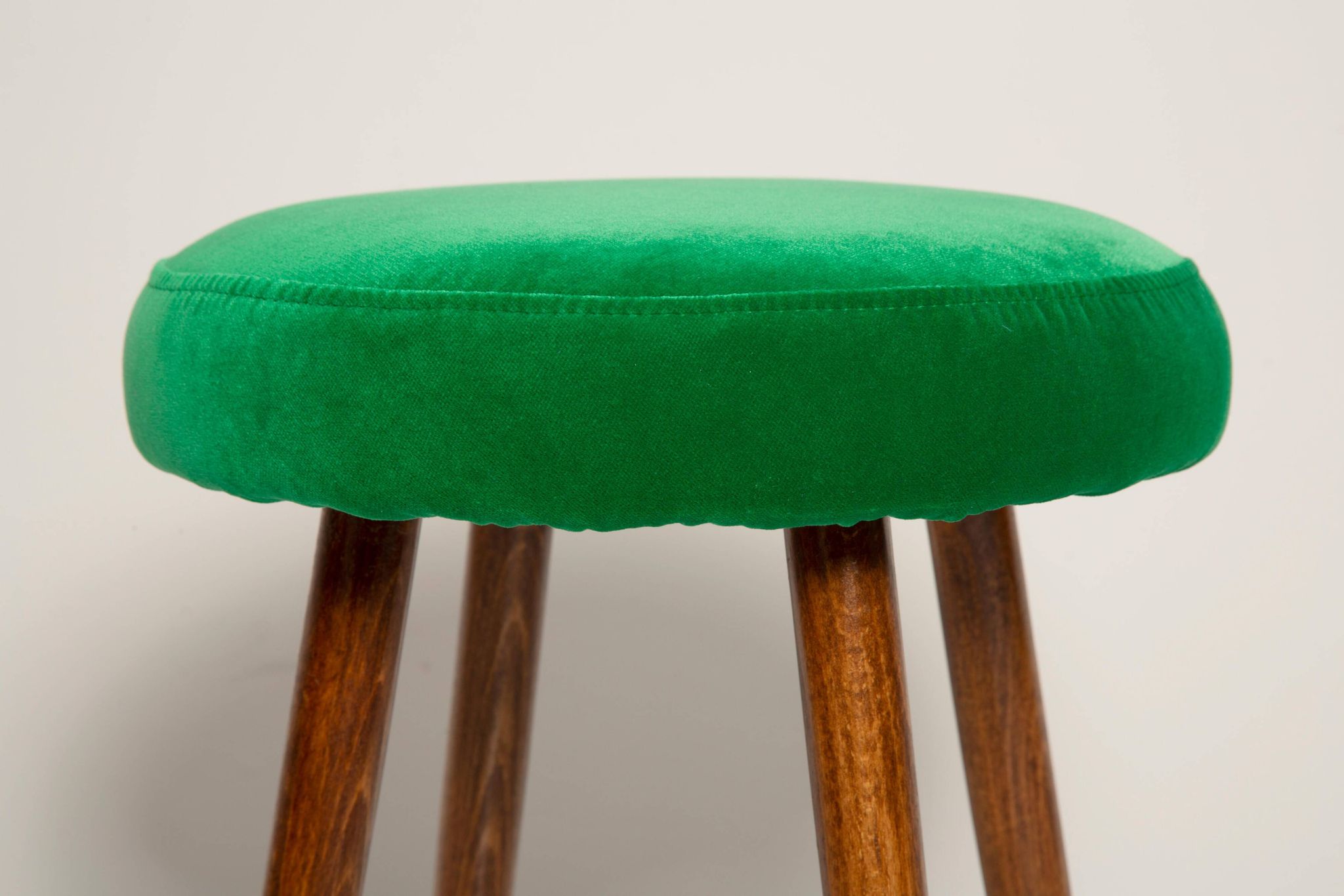Tabouret en velours vert herbe mi-siècle, Europe, années 1960