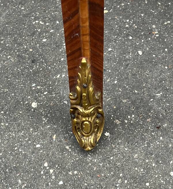 Paire de tables de chevet de style Louis XV en bois de rose.