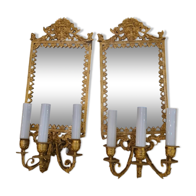 Paire d’appliques à fond de miroirs à 3 bras de lumières en bronze ciselé et doré. encadrement a décors de feuillage et mascarons. style louis xiv