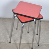 Tabourets en formica rouges