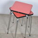 Tabourets en formica rouges