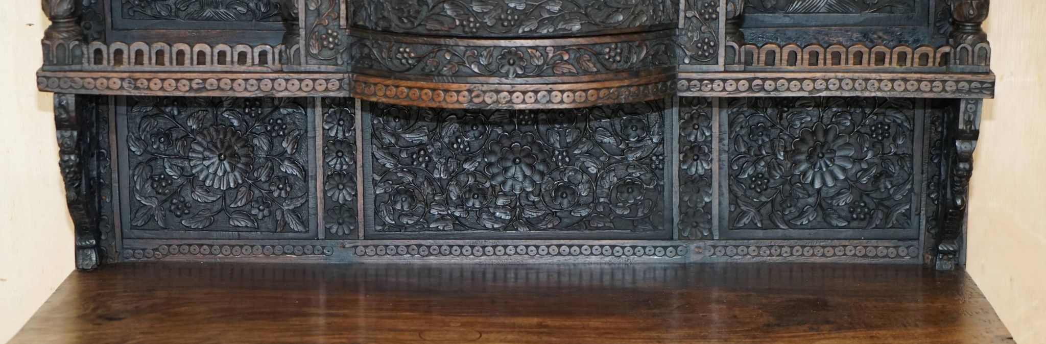 Buffet antique sculpté main style temple birman vers 1860