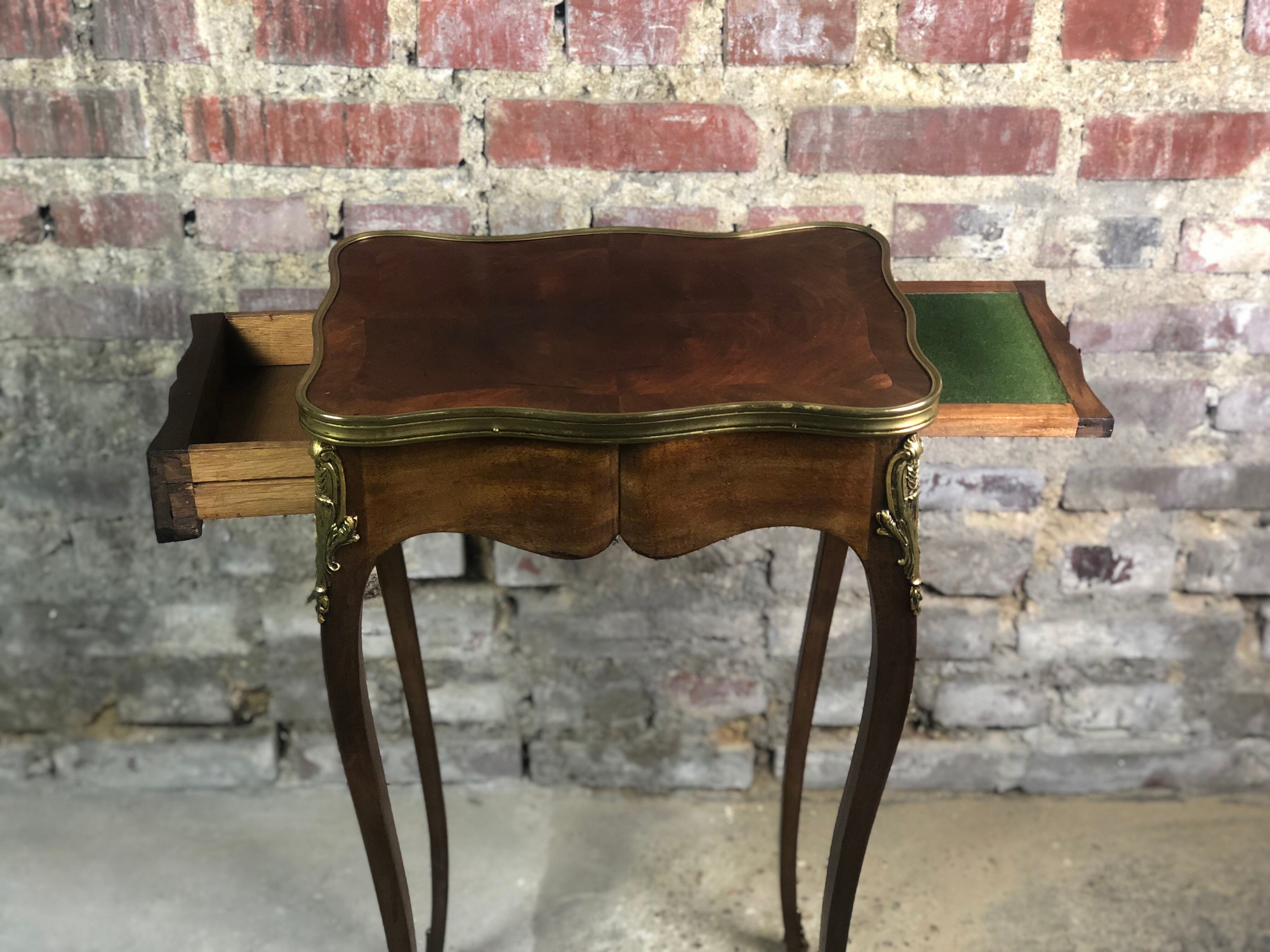 Side table Louis XV style curved in blond mahogany decorated bronze