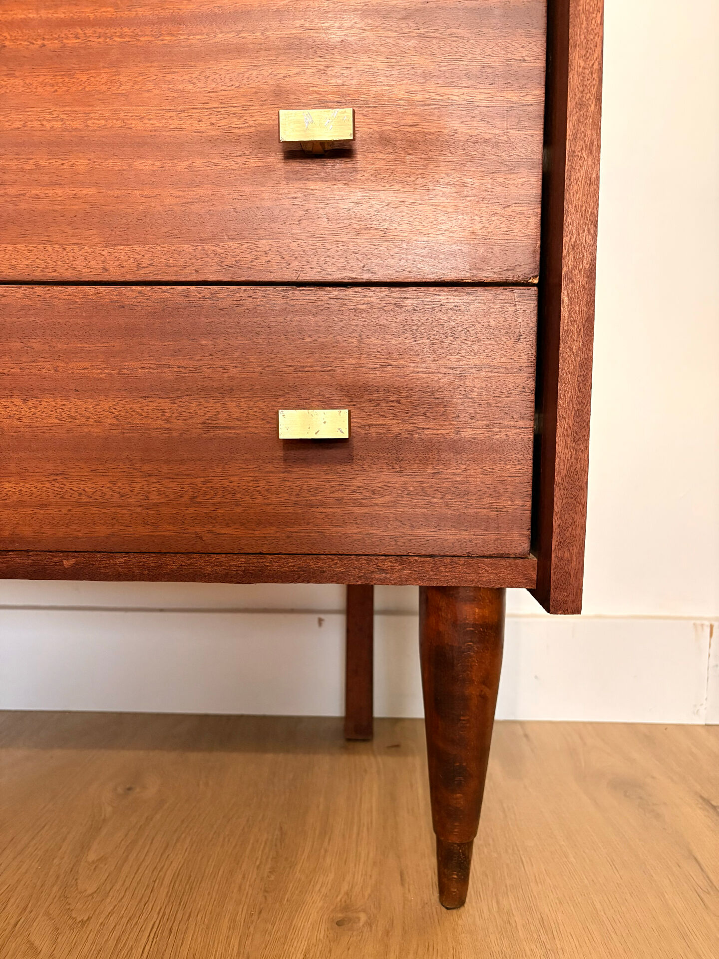 Commode en teck poignées dorées