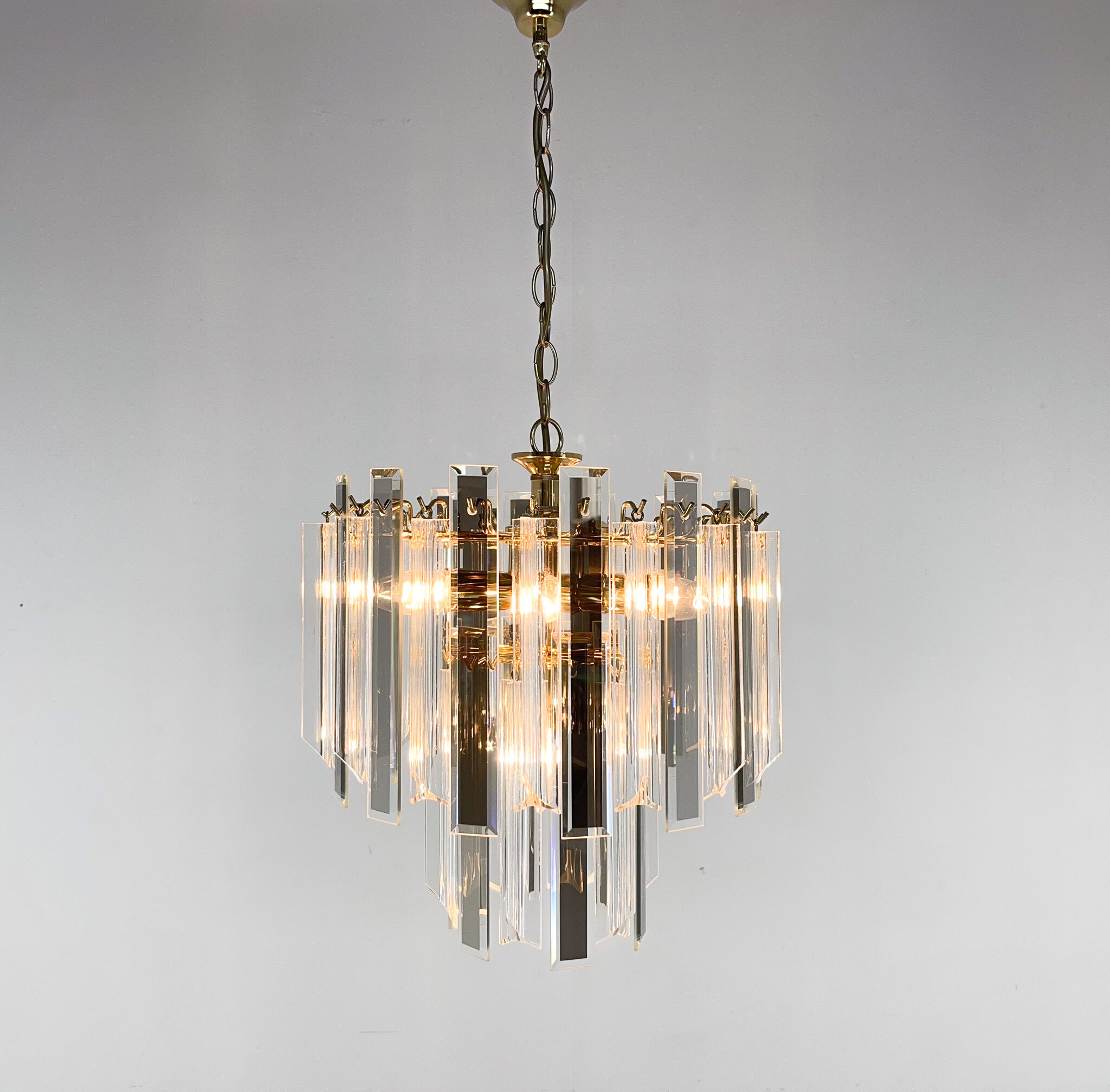 Lustre du milieu du siècle en laiton, verre et lucite, Autriche, années 1970