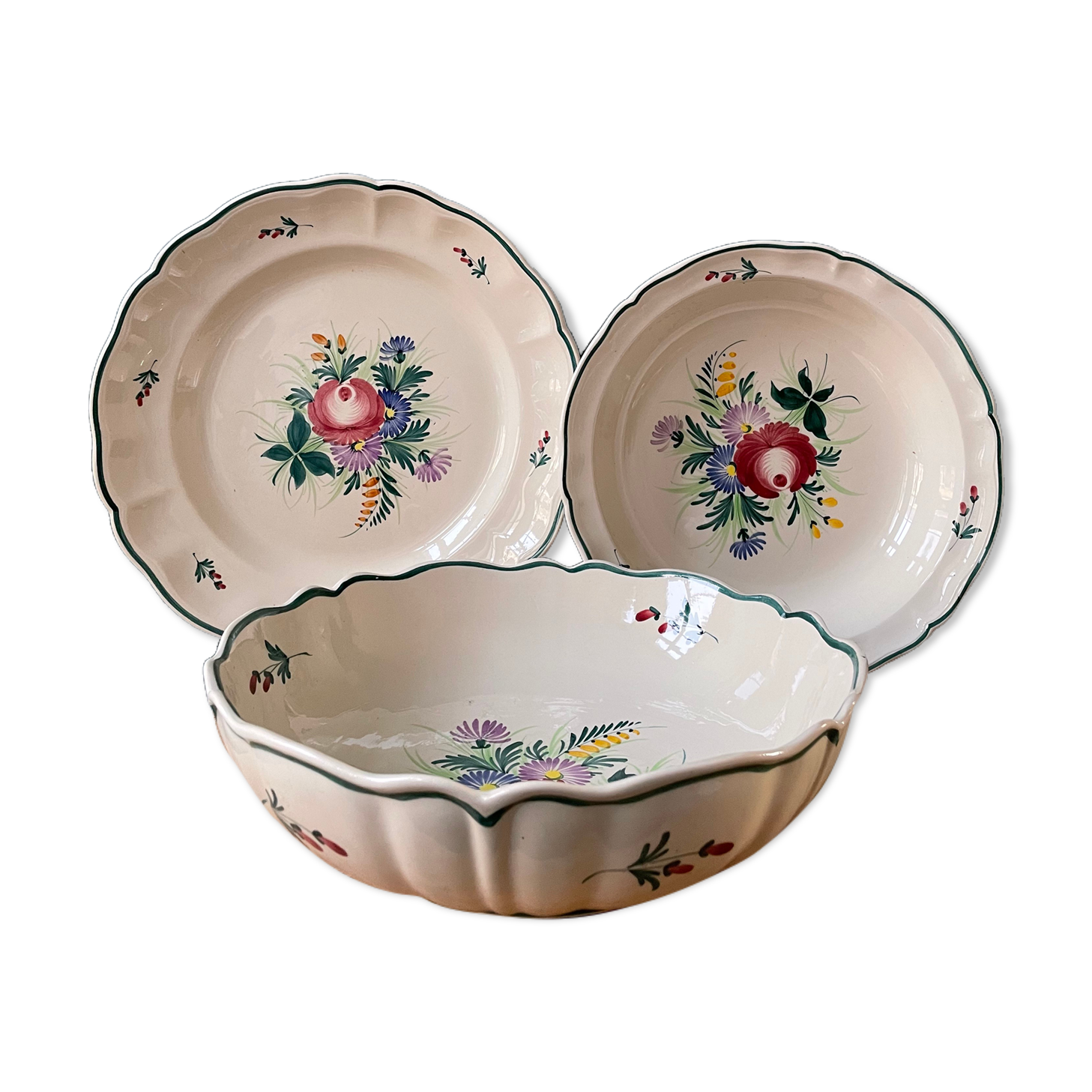 Lot de 2 plats ronds et d’1 saladier en faïence St Clément peints à la main