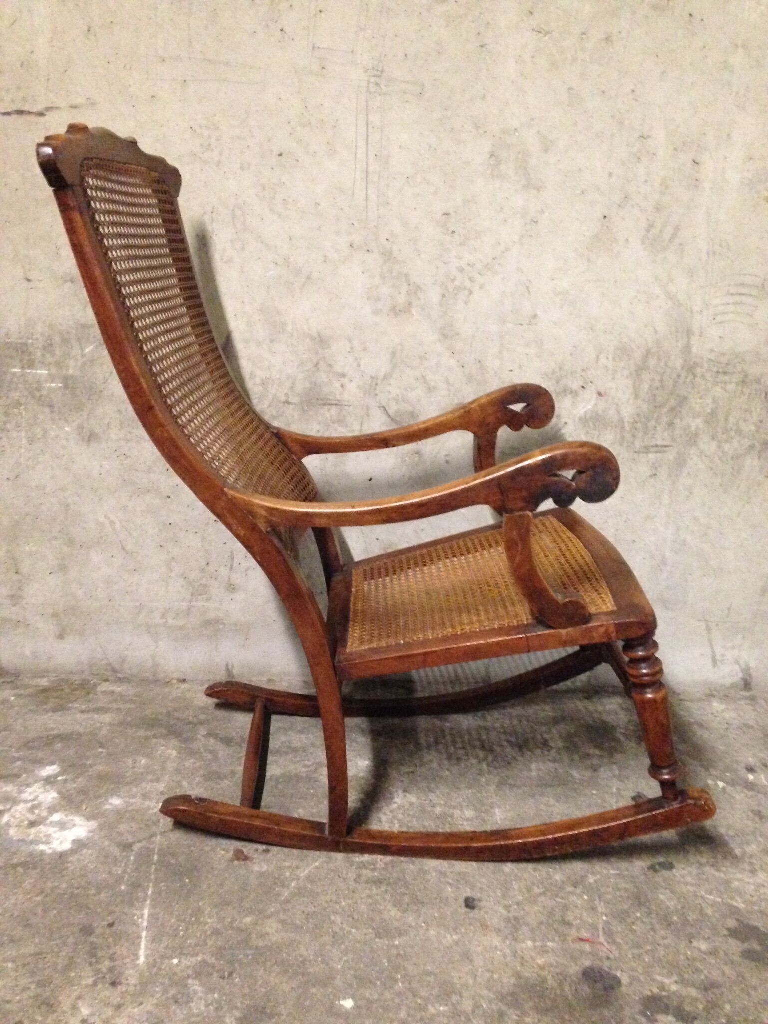Rocking-chair en bois de cannage