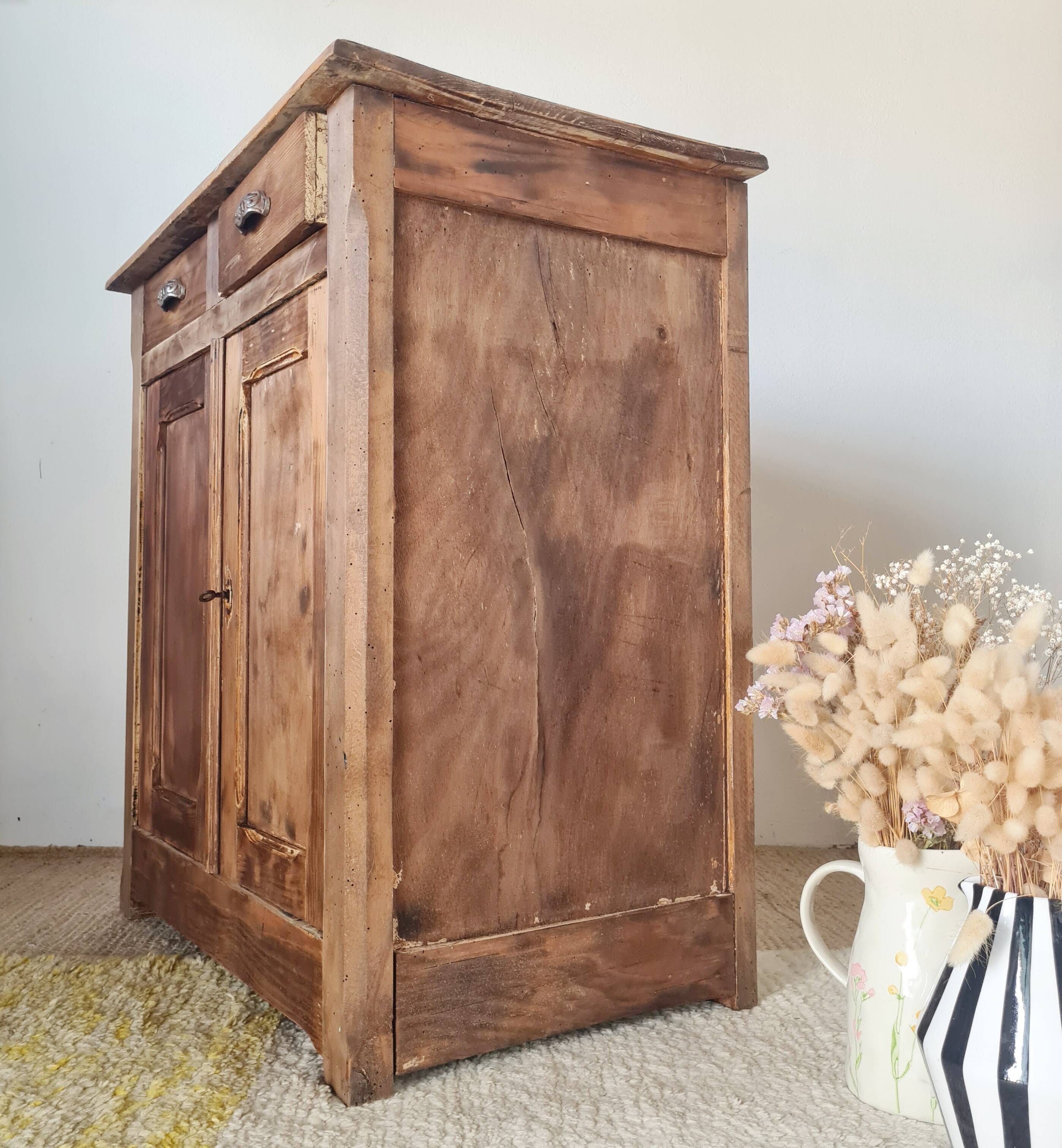 Buffet parisien bas ancien en bois patiné - intérieur fleuri