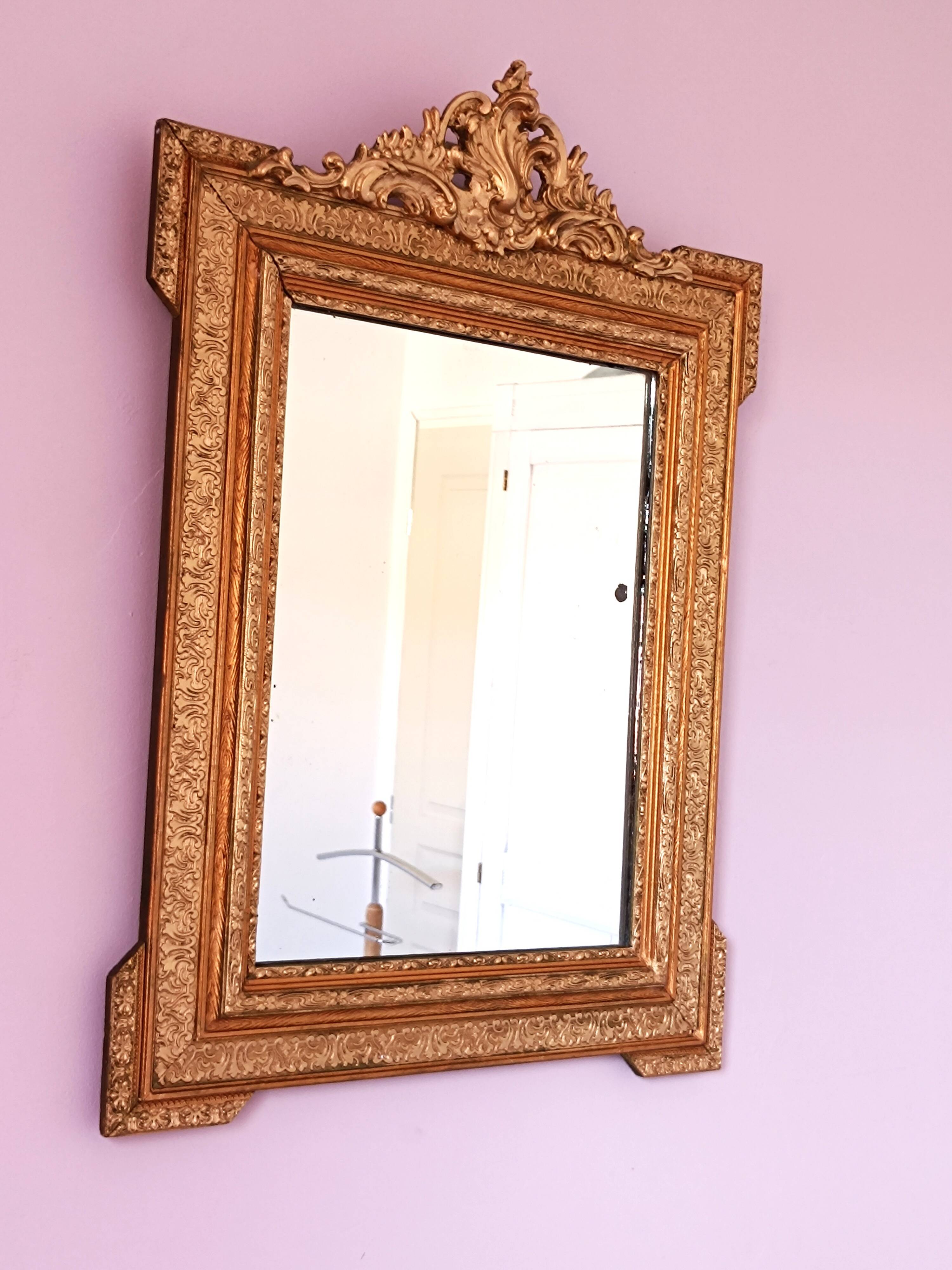Miroir Napoléon III a riche ornementation dorée
