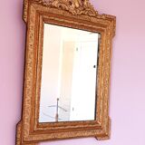 Miroir Napoléon III a riche ornementation dorée