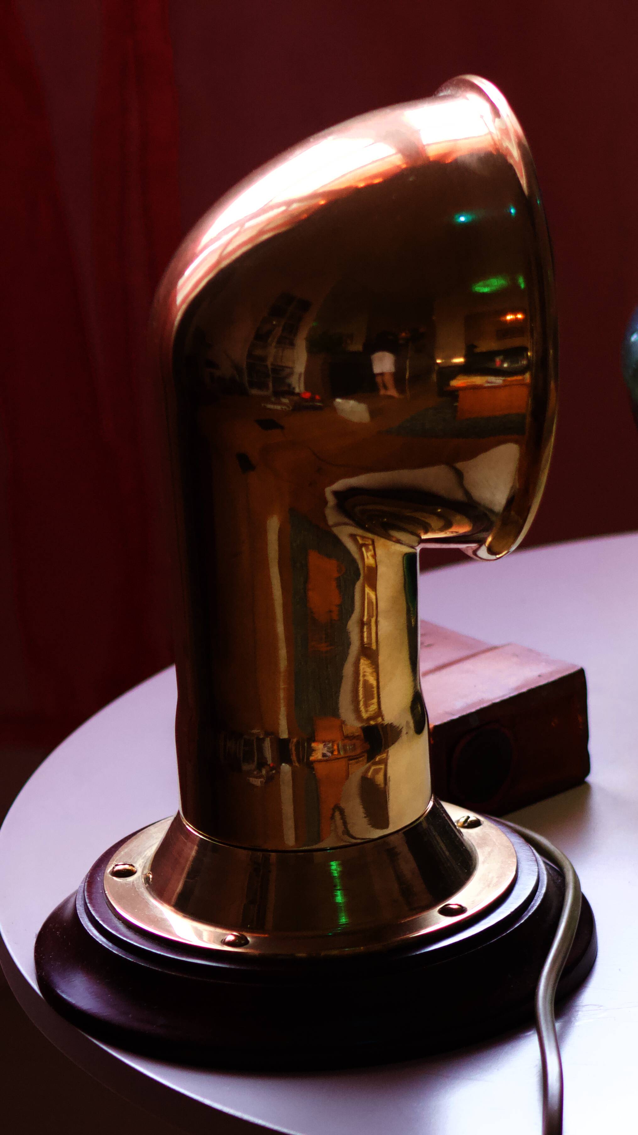 Table lamp in brass and wood