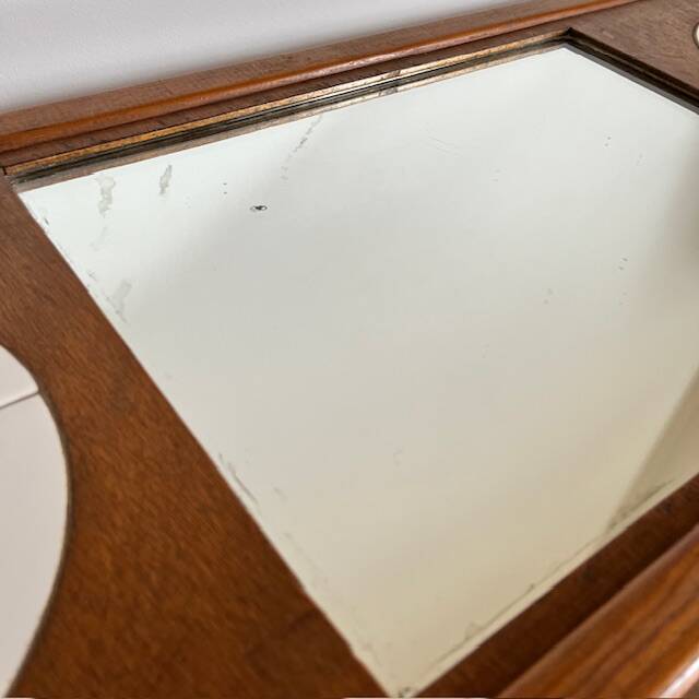 Table basse artisanale et fonctionnelle