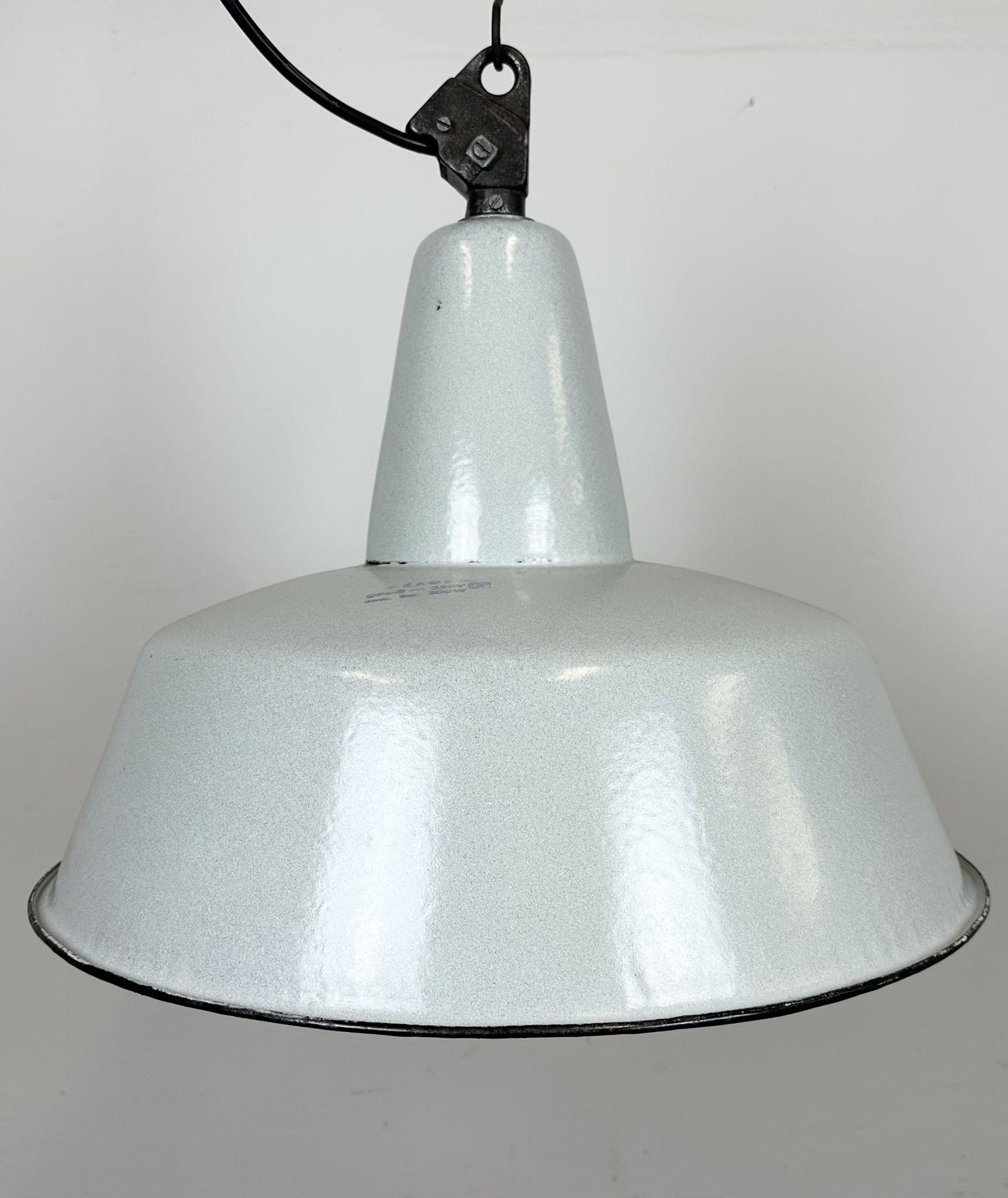 Suspension industrielle en émail gris d’usine de Zaos, années 1960