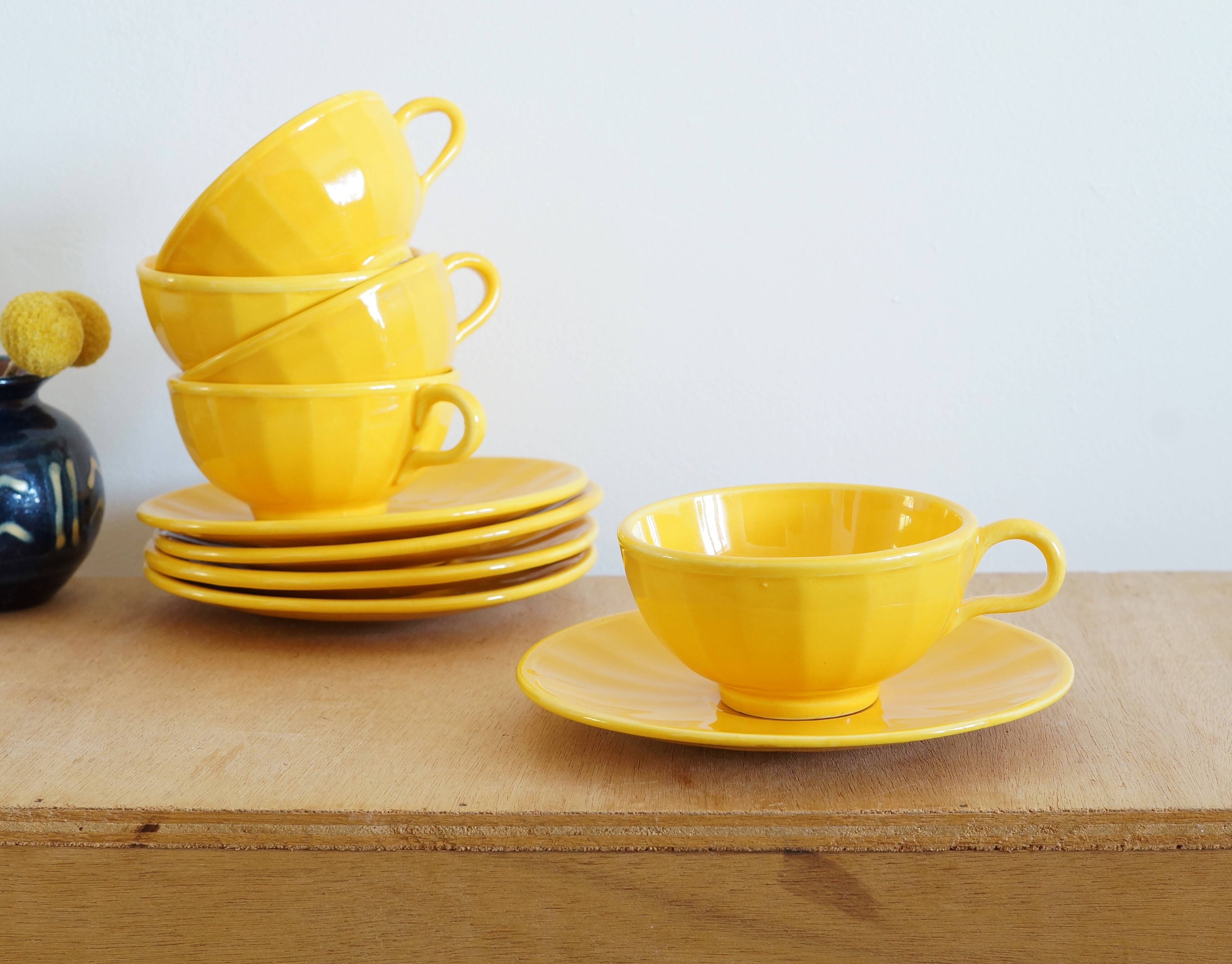 Service of 5 yellow cups and saucers