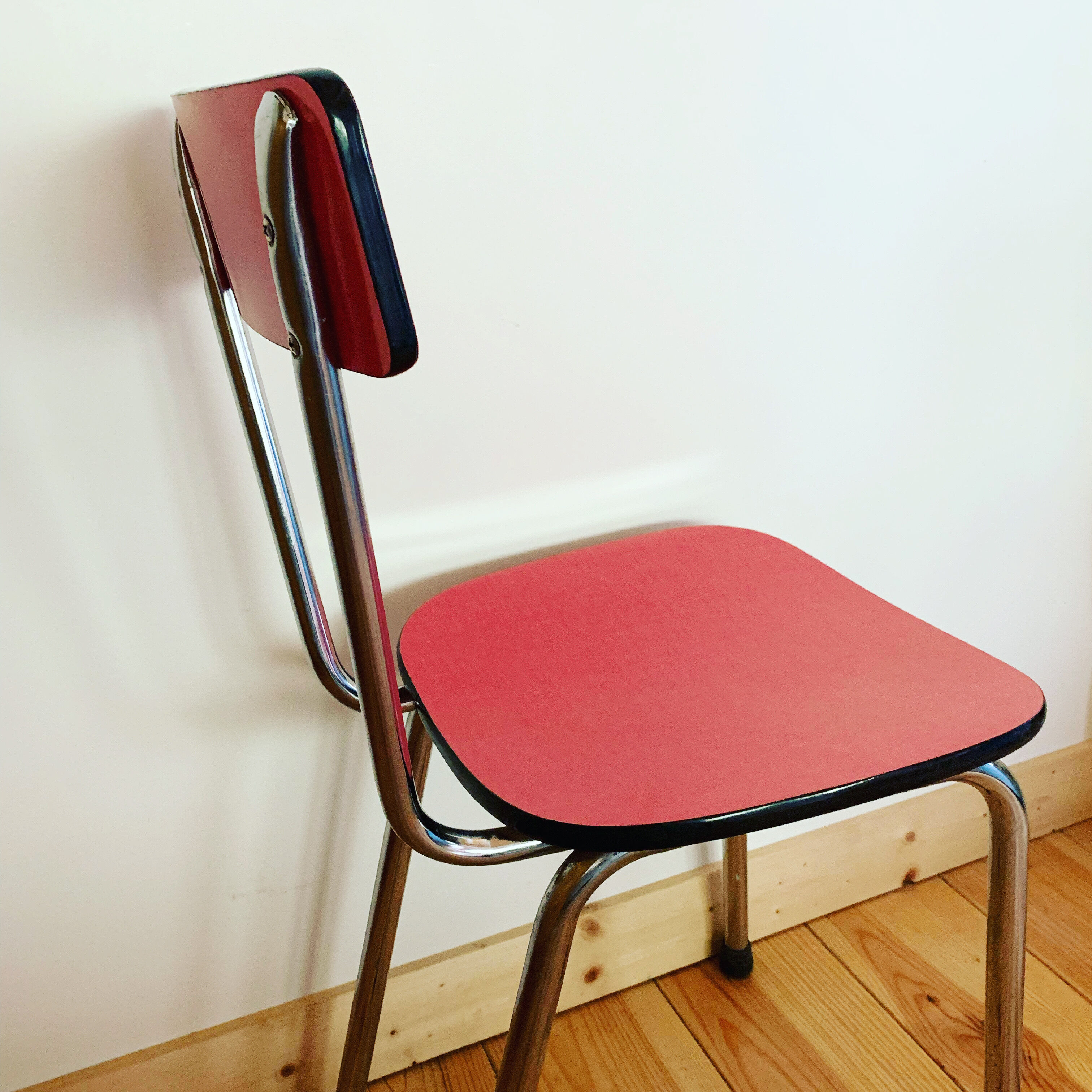 Chaise en formica rose