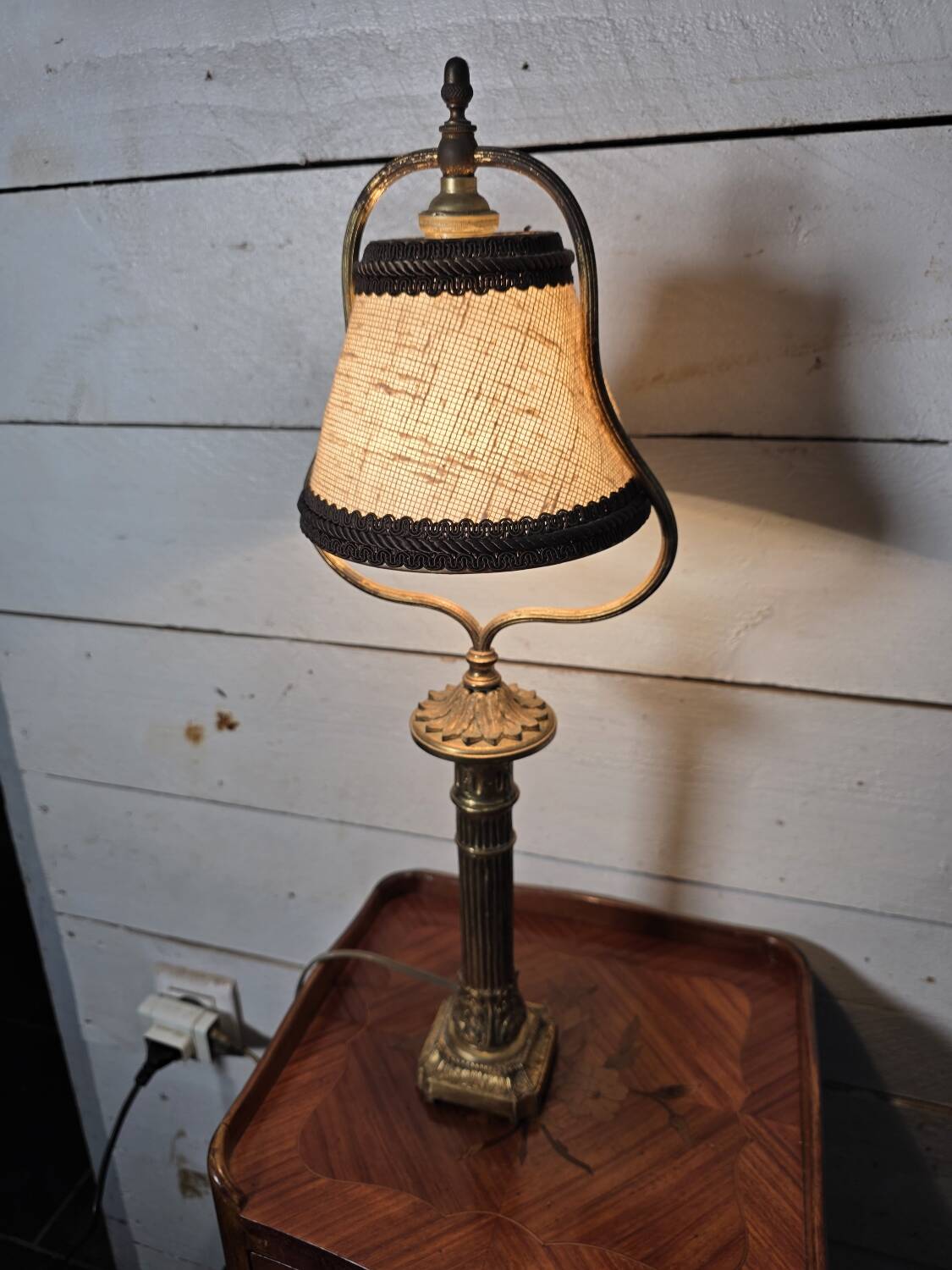 Empire-style table lamp in gilded bronze from the 19th century.