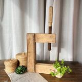 Serre-joint ancien en bois brut, serre-livres