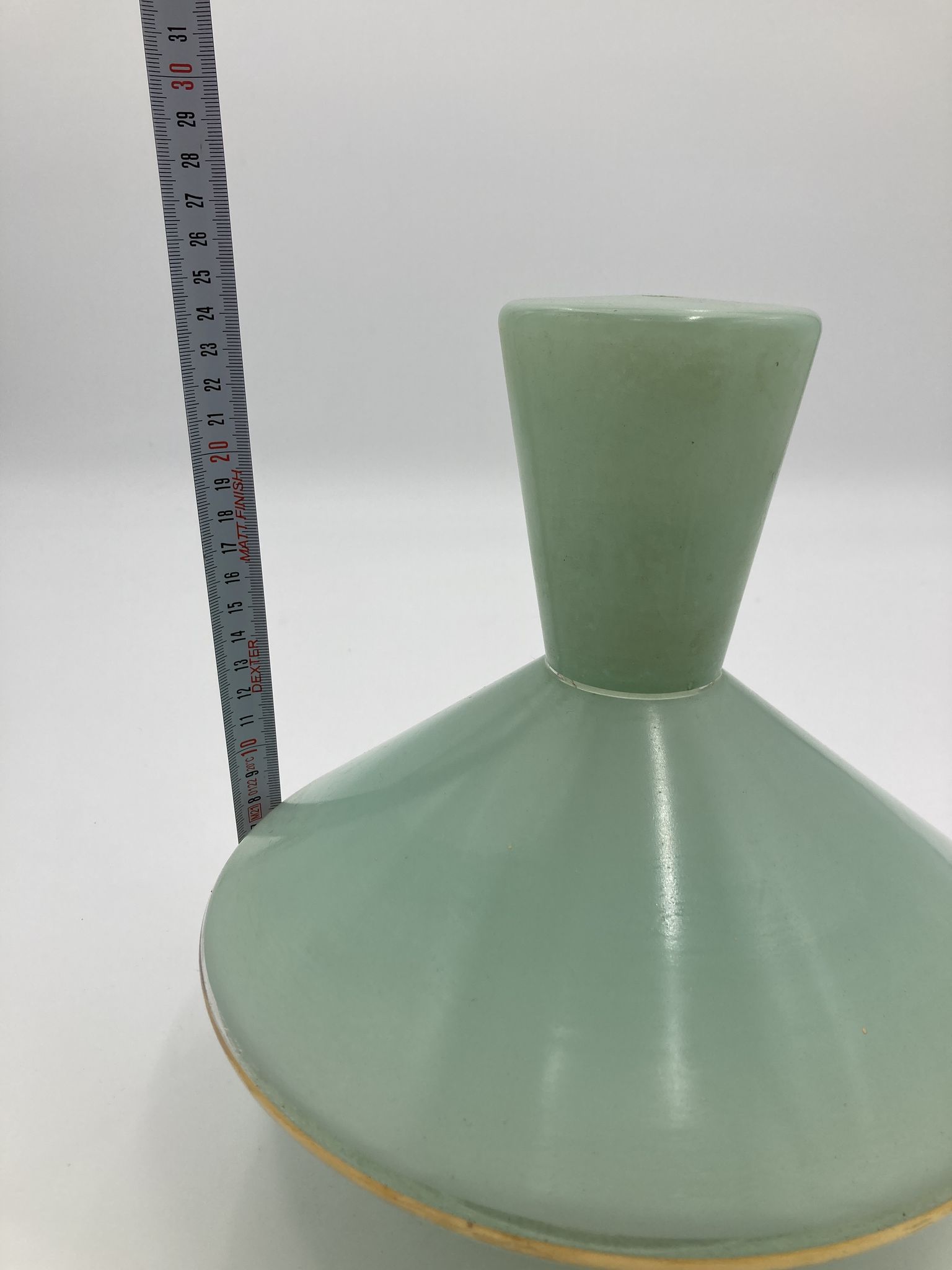 Green and gold saucer suspension
