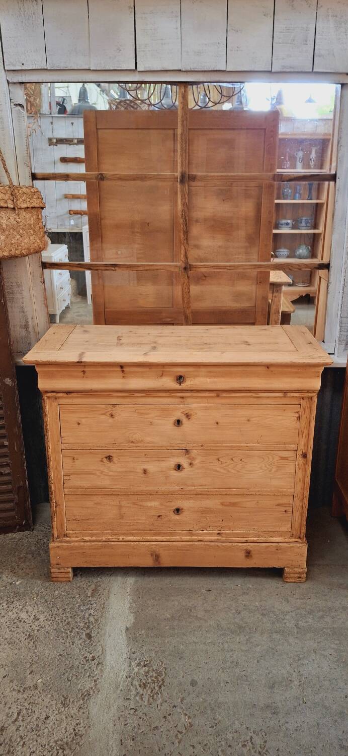 Antique chest of drawers