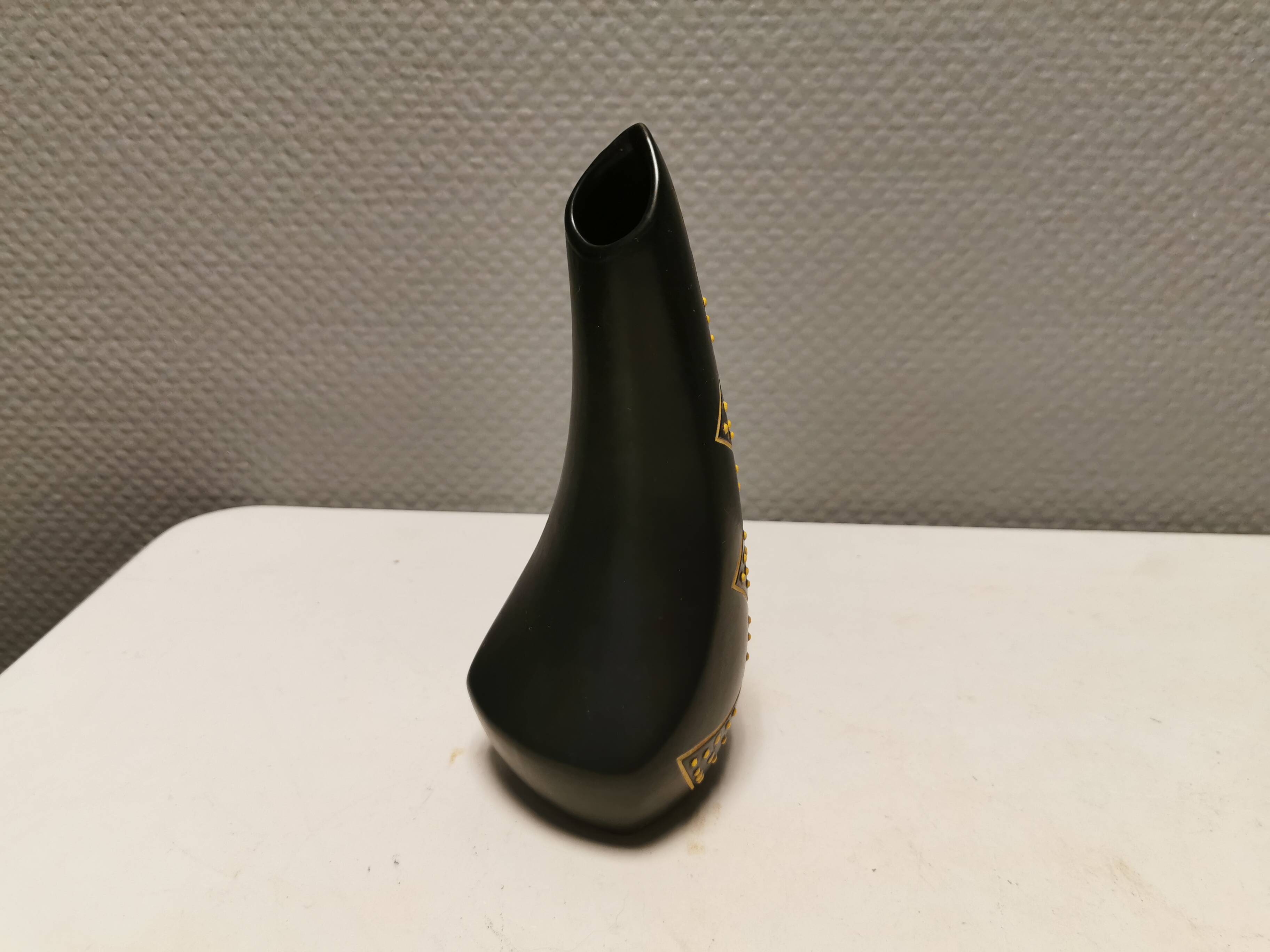 Sculptural black vase with yellow pattern from Hedebo Keramik Denmark 1950-1960s.