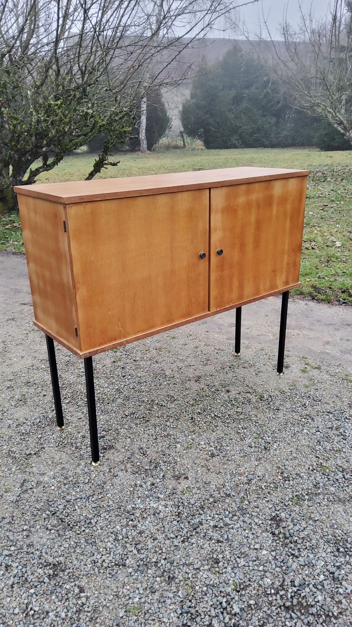 Buffet of the 60s in blond oak metal feet with square section