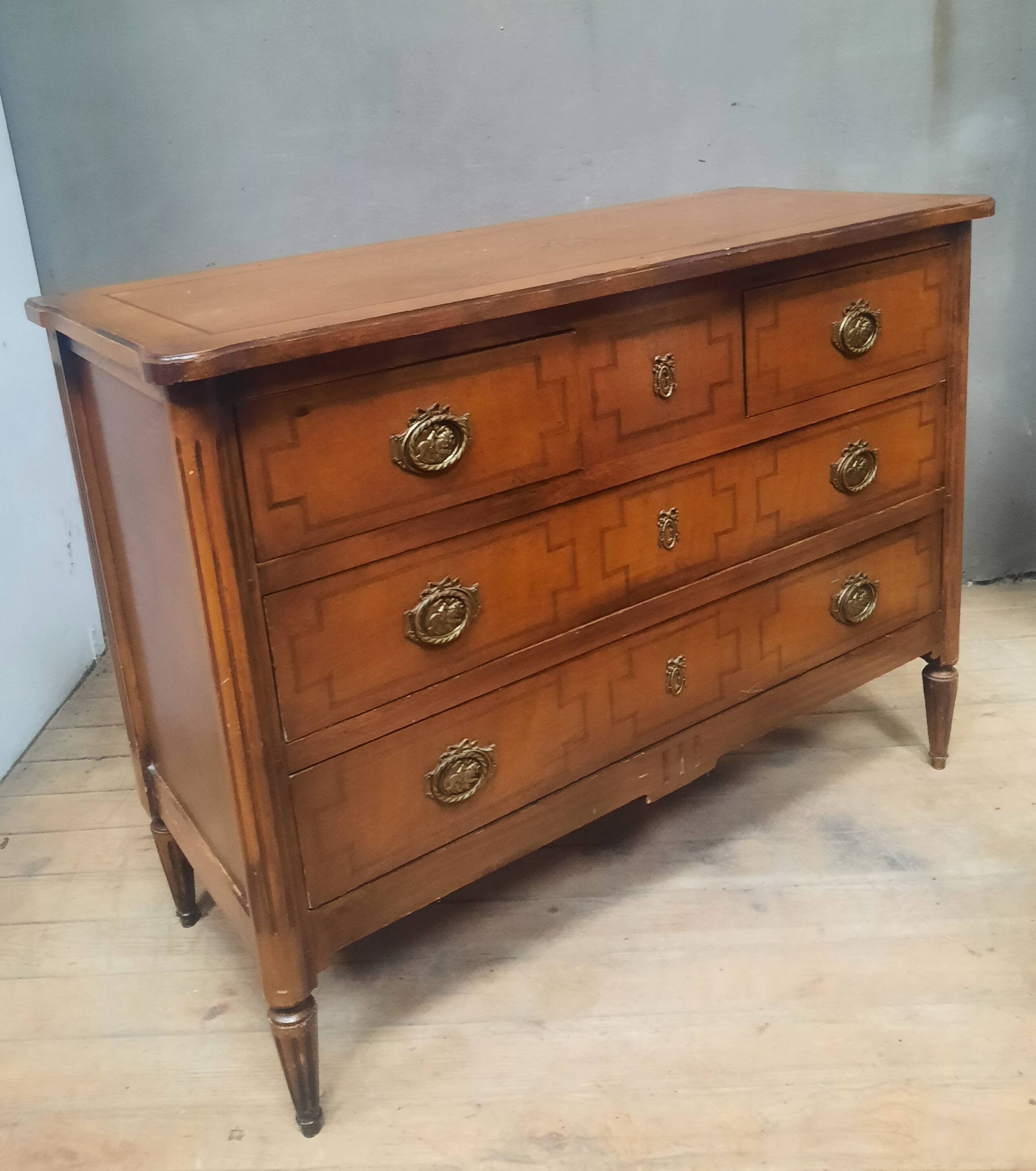 Commode de style Louis XVI à trois tirroirs