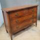 Commode de style Louis XVI à trois tirroirs