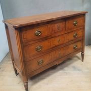 Commode de style Louis XVI à trois tirroirs