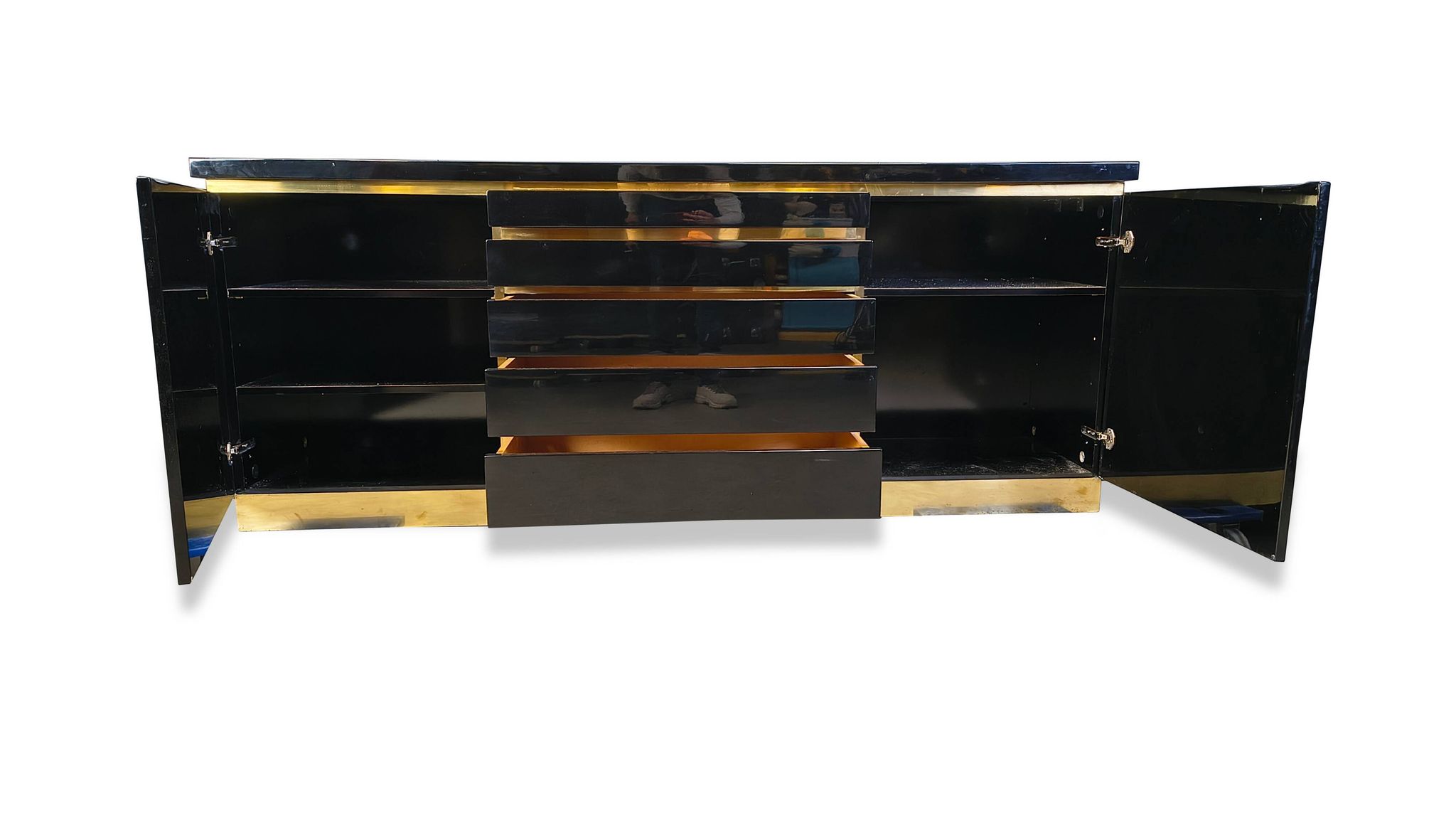 Buffet en laiton et laque par Jean Claude Mahey, années 1970.