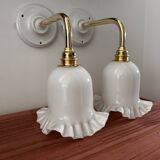 Paire d’appliques murales en opaline blanche