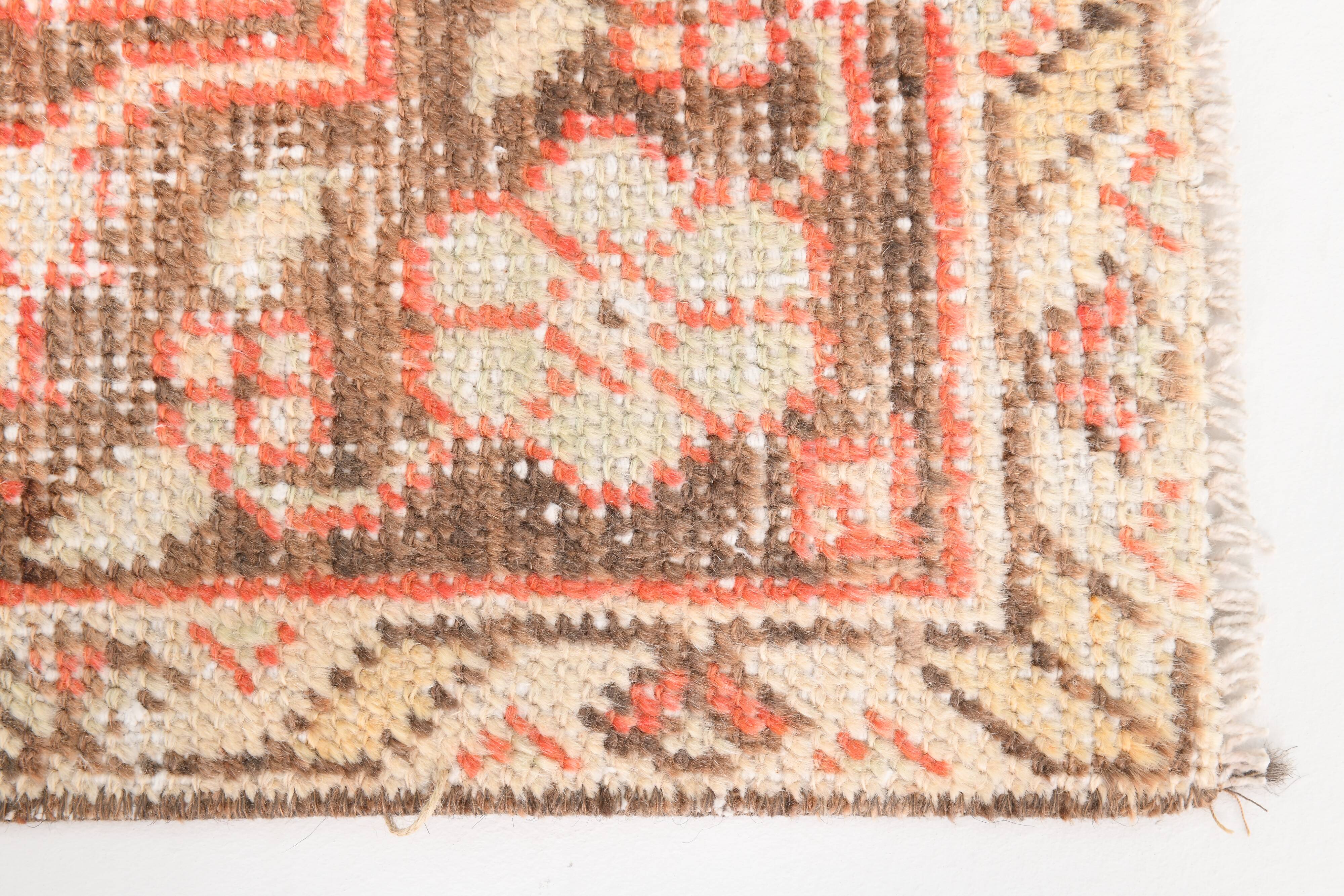 Tapis vintage à motifs orientaux rouge et crème