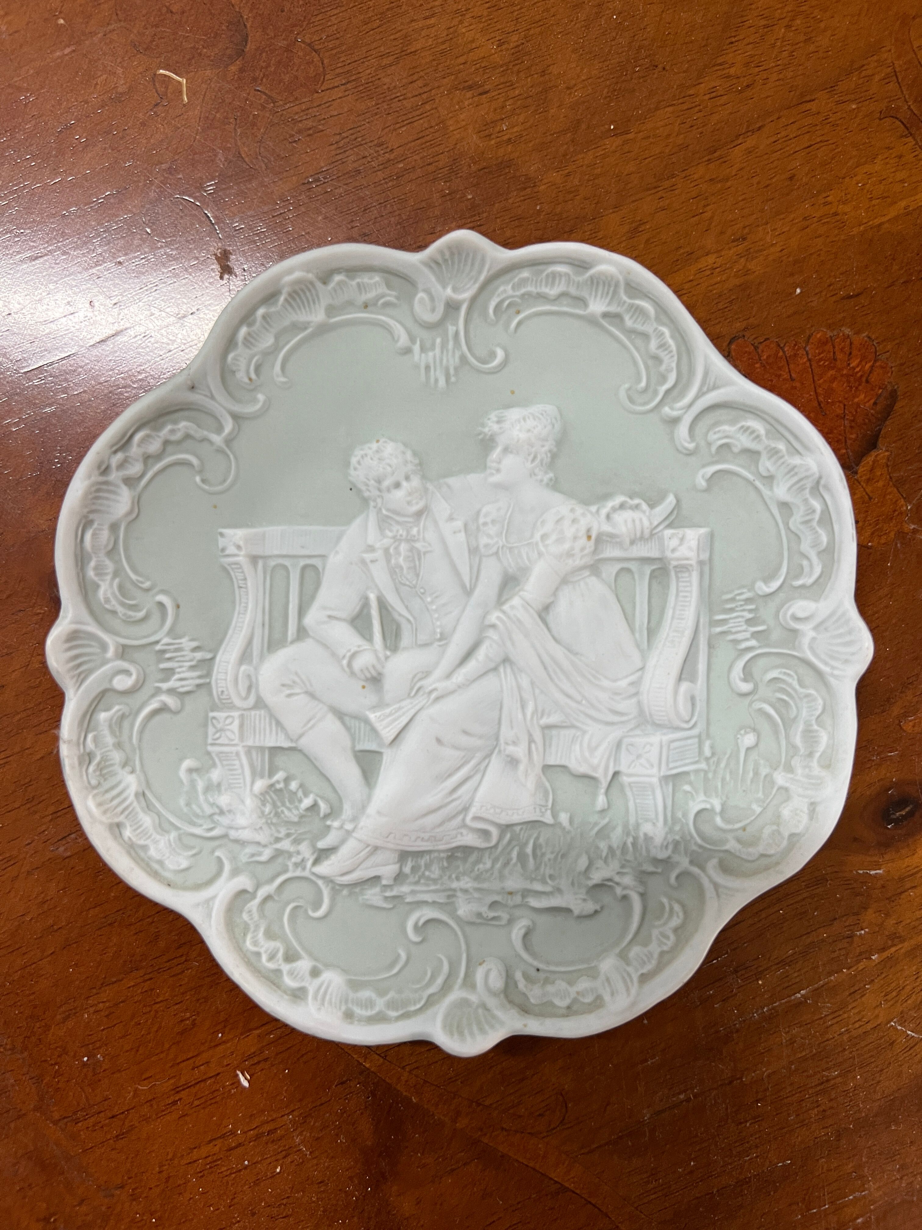 Pair of 2 decorative biscuit plates