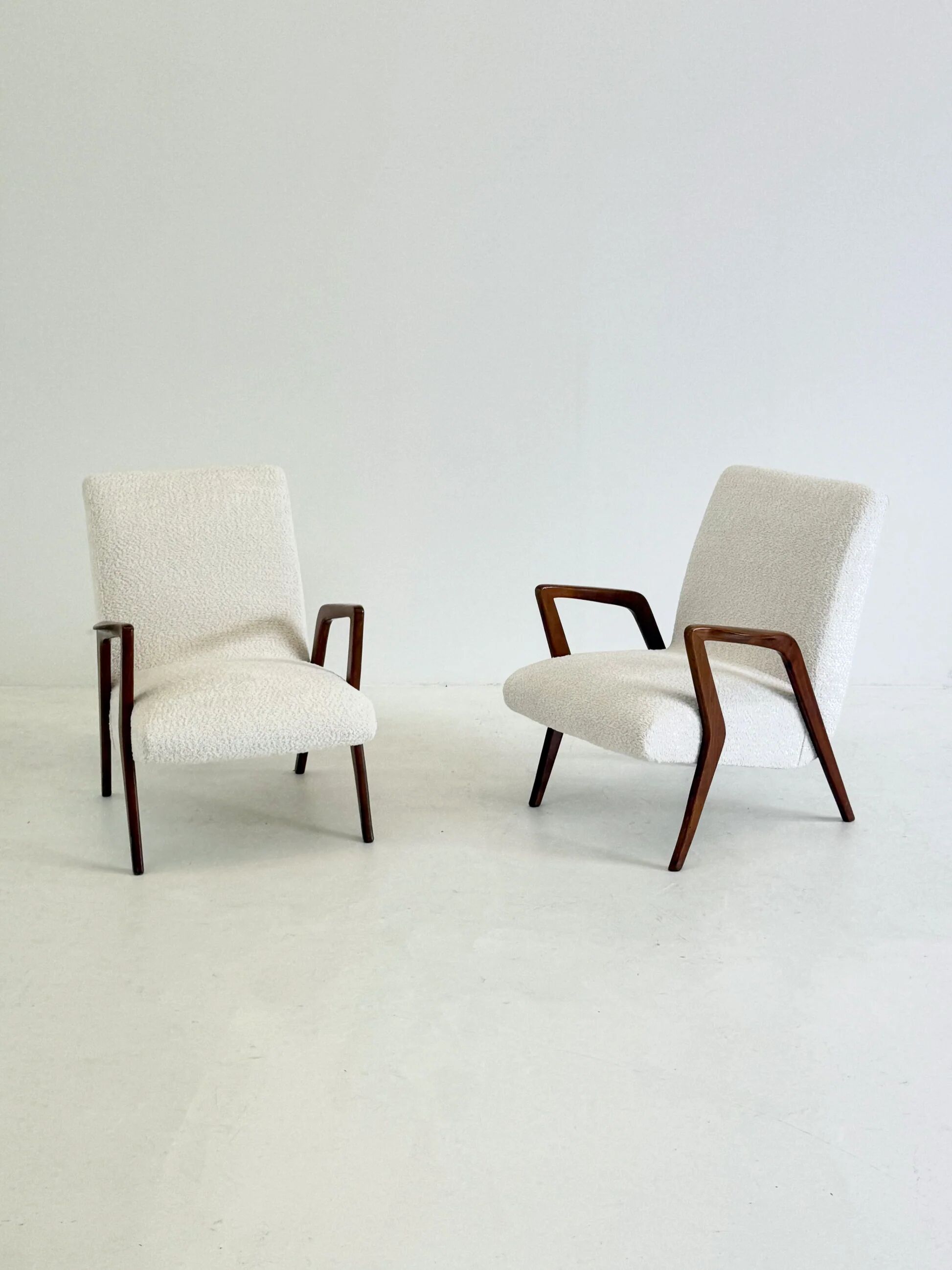 Italian mid-century lounge chair in cherry wood with white bouclé
